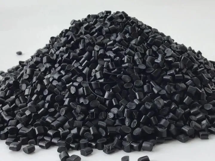 granulés de plastique noir