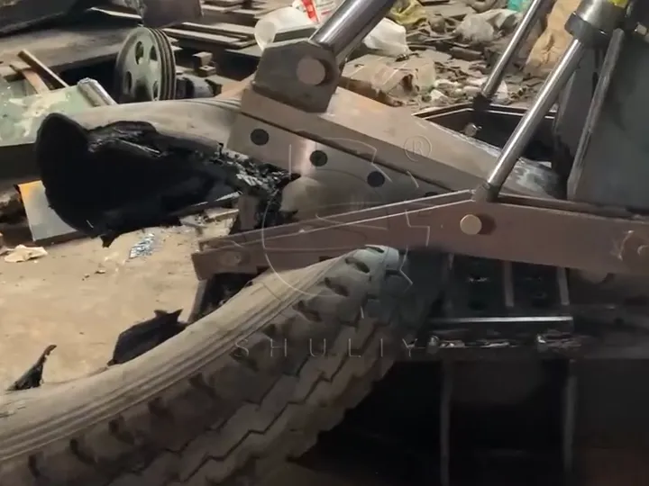 waste tire cutter working