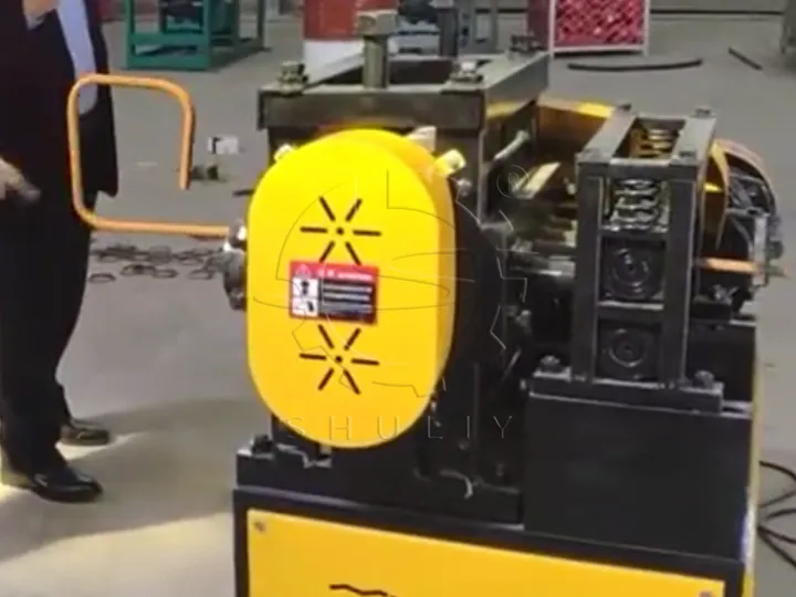 বাঁকা রিবার প্রবেশ করে রিবার স্ট্রেইটেনিং মেশিনে