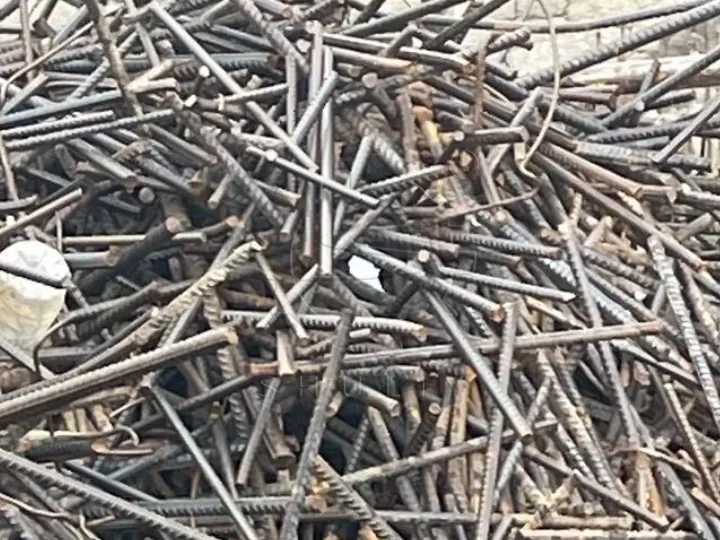 জটিল ও মোচড়ানো স্ক্র্যাপ রিবার